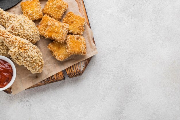 Vista dall'alto di pollo fritto con pepite e copia spazio