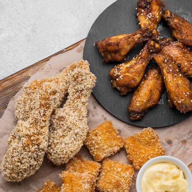 Vista dall'alto di pollo fritto con pepite e salsa