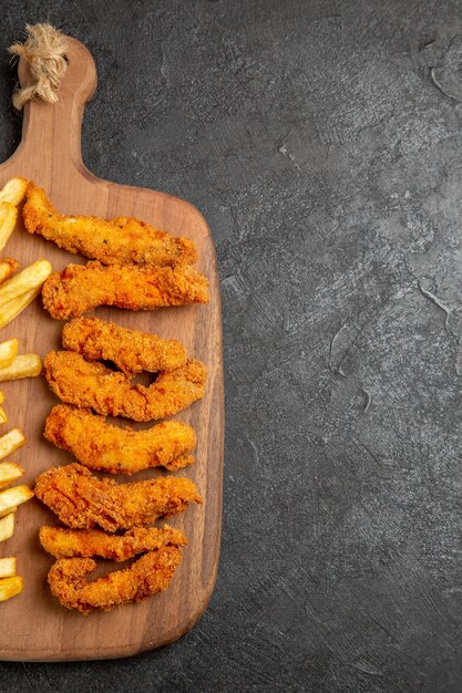 Vista dall'alto di pollo fritto e patatine fritte?