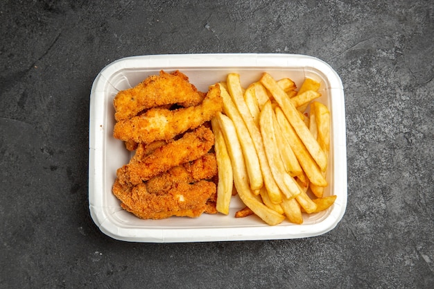 Vista dall'alto di pollo fritto e patatine fritte?