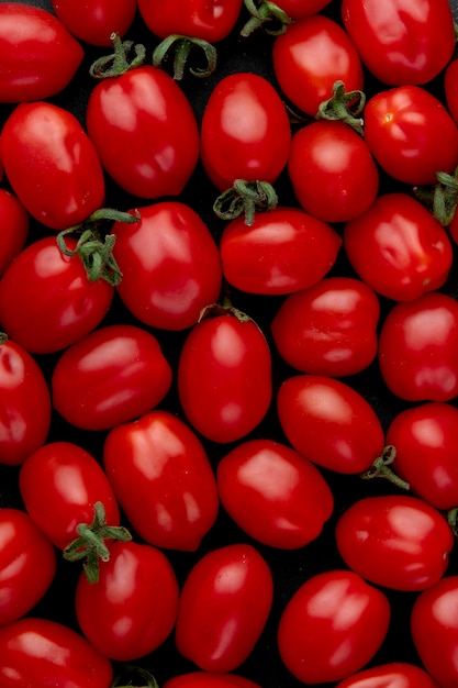 Vista dall'alto di pomodori ciliegia maturi su sfondo nero