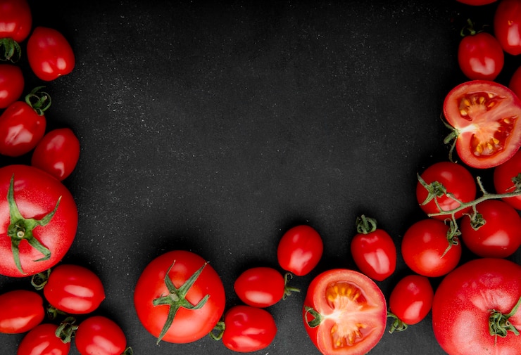 Foto gratuito vista dall'alto di pomodori freschi su sfondo nero con spazio di copia