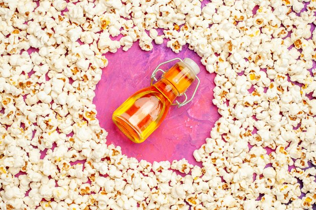 Vista dall'alto di popcorn freschi per la serata al cinema