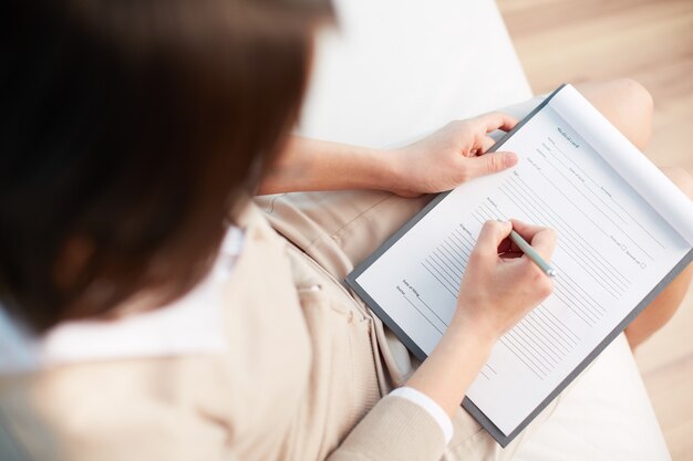 Vista dall&#39;alto di psicologo scrivere una diagnosi