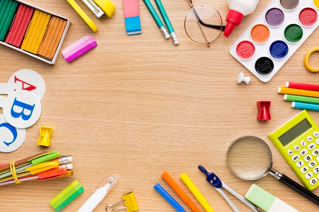 Vista dall'alto di ritorno a materiale scolastico con matite e copia spazio