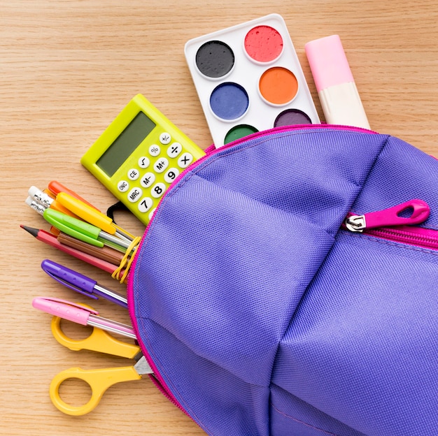 Vista dall'alto di ritorno a materiale scolastico con zaino