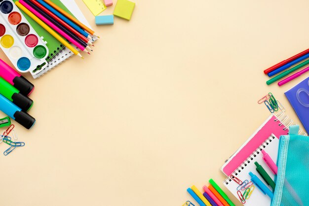 Vista dall'alto di ritorno a scuola di cancelleria con matite multicolori
