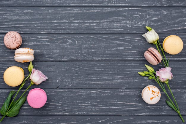 Vista dall'alto di rose e macarons