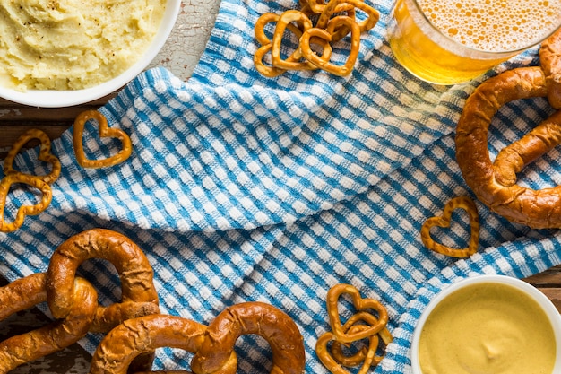 Vista dall'alto di salatini con birra e senape