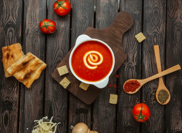 vista dall'alto di salsa di pomodoro con panna servita con pane tandoor