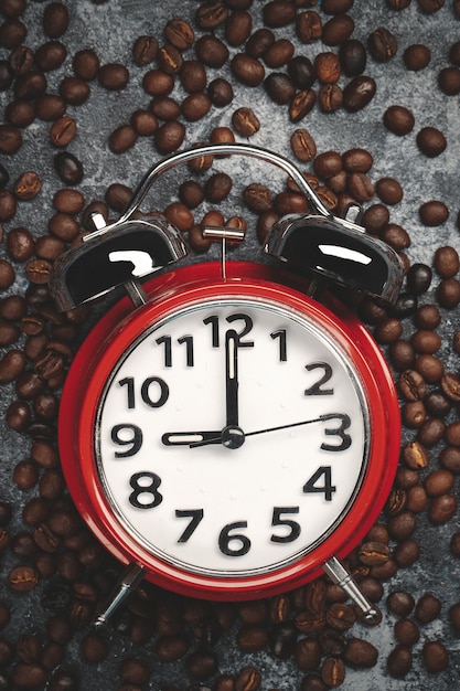 Vista dall'alto di semi di caffè marrone con orologi scuri
