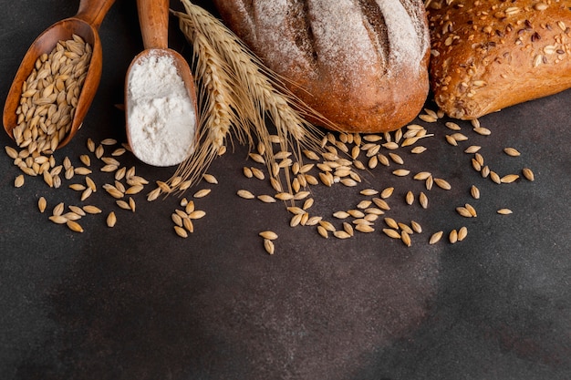 Vista dall'alto di semi di grano e cucchiaio di farina