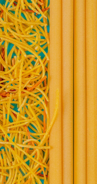 Vista dall'alto di spaghetti e bucatini sulla superficie del blu