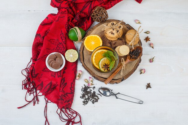 Vista dall'alto di spuntini con tisane