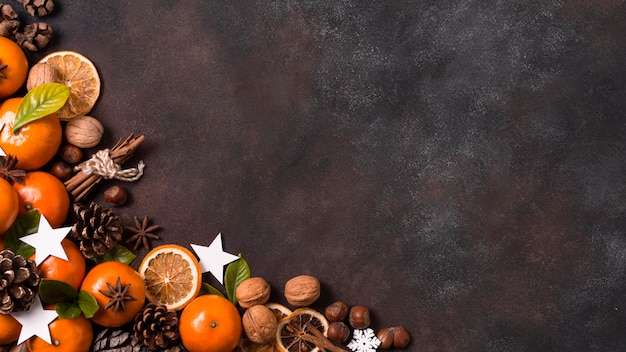 Vista dall'alto di tabngerines con pigne e noci per Natale