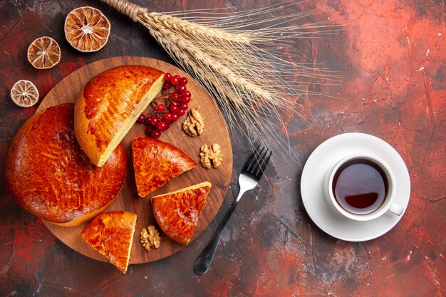 Vista dall'alto di torte dolci con una tazza di tè