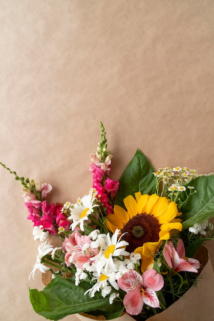 Vista dall'alto di un bellissimo bouquet di fiori