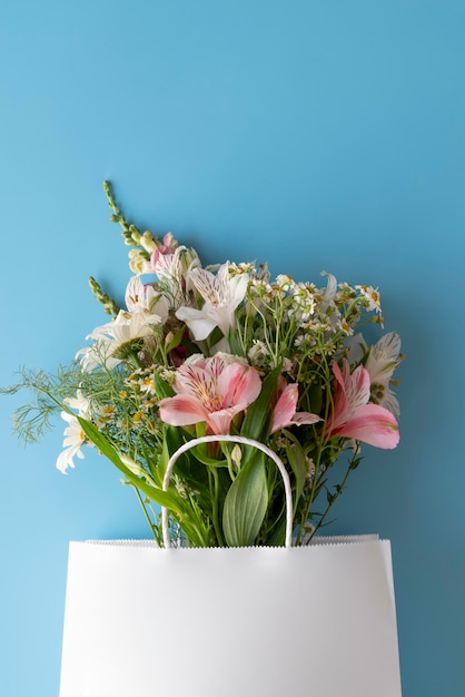 Vista dall'alto di un bellissimo bouquet di fiori