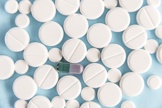 Vista dall'alto di un bianco pillole con una capsula