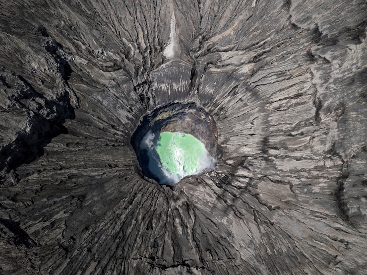 Foto gratuito vista dall'alto di un cratere del vulcano