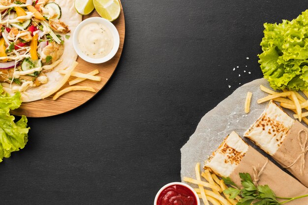 Vista dall'alto di un delizioso kebab con insalata e patatine fritte