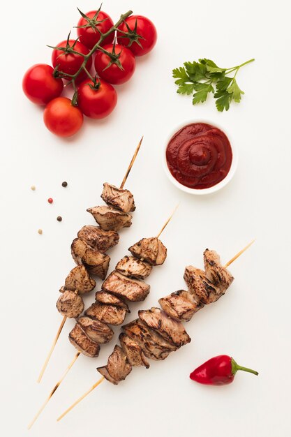 Vista dall'alto di un delizioso kebab con pomodori e ketchup