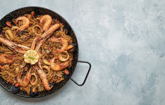 Vista dall'alto di un delizioso pasto con noodles, frutti di mare, gamberi e ostriche