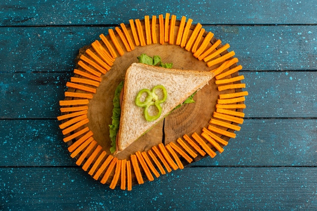 Vista dall'alto di un gustoso panino con fette biscottate all'arancia sulla scrivania blu