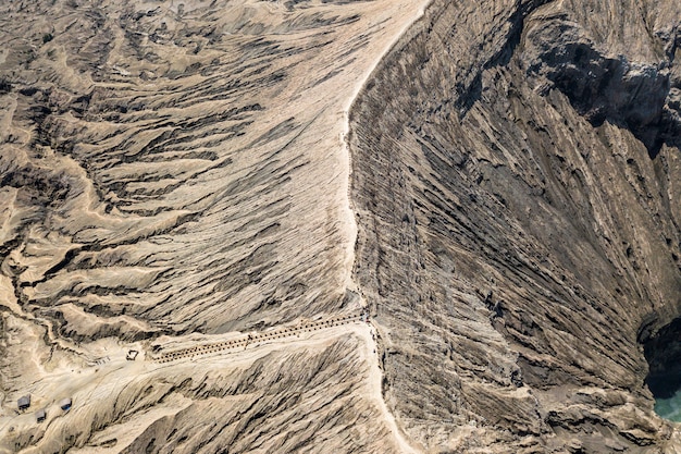 Vista dall'alto di un sentiero in montagna