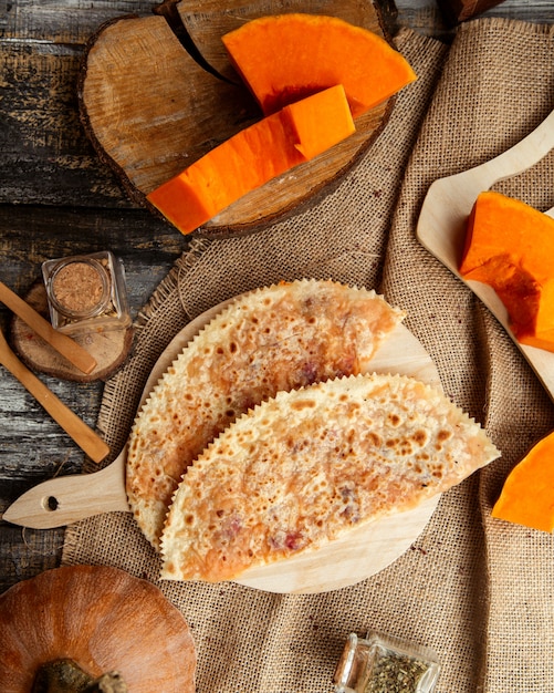 Vista dall'alto di un tradizionale kutab azero piatto con zucca