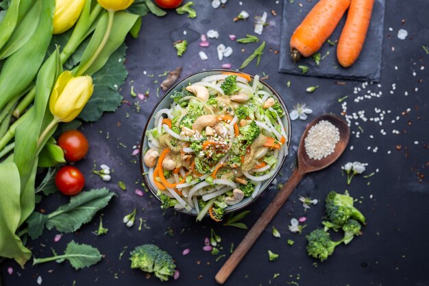 Vista dall'alto di una ciotola della deliziosa insalata vegana