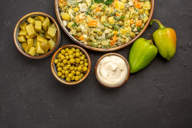 Vista dall'alto di una deliziosa insalata con ingredienti sulla superficie scura