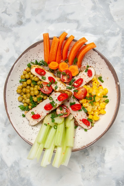 Vista dall'alto di una deliziosa insalata vegana su un piatto sulla superficie bianca macchiata