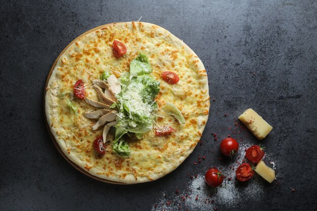 Vista dall'alto di una deliziosa pizza con pomodoro e formaggio su un tavolo