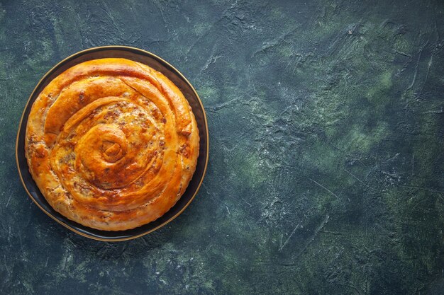 Vista dall'alto di una deliziosa torta di carne su una superficie scura