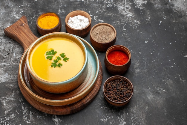 Vista dall'alto di una deliziosa zuppa di zucca in una ciotola