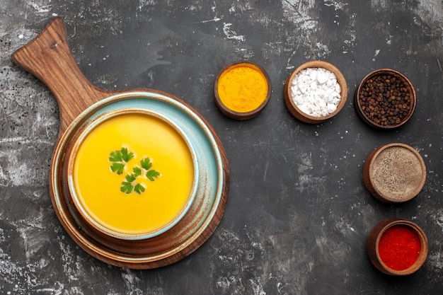 Vista dall'alto di una deliziosa zuppa di zucca in una ciotola