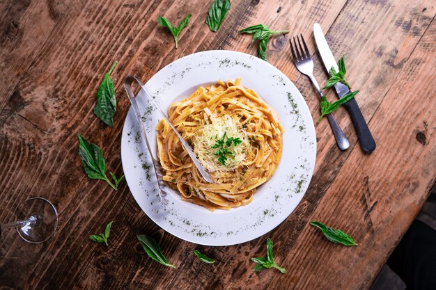 Vista dall'alto di una pasta di formaggio su un piatto bianco