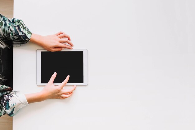 Vista dall&#39;alto di una persona che utilizza la tavoletta digitale