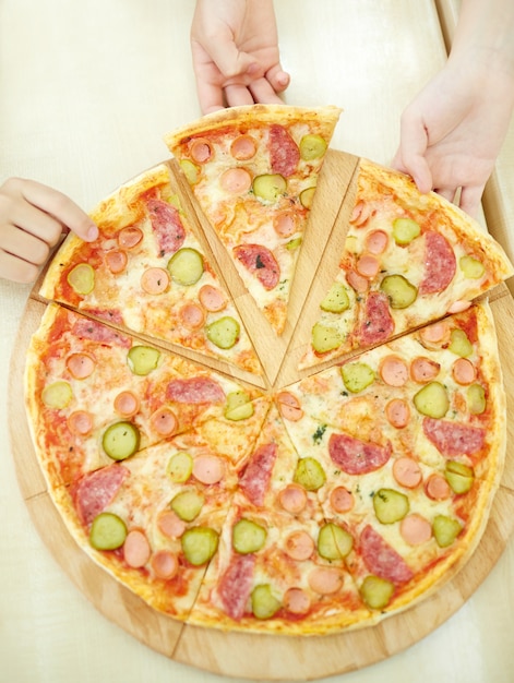 Vista dall&#39;alto di una pizza gustosa