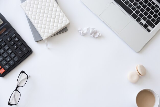 Vista dall&#39;alto di una scrivania, forniture per ufficio femminile