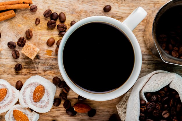 Vista dall'alto di una tazza di caffè e delizie turche rahat lokum su uno sfondo rustico