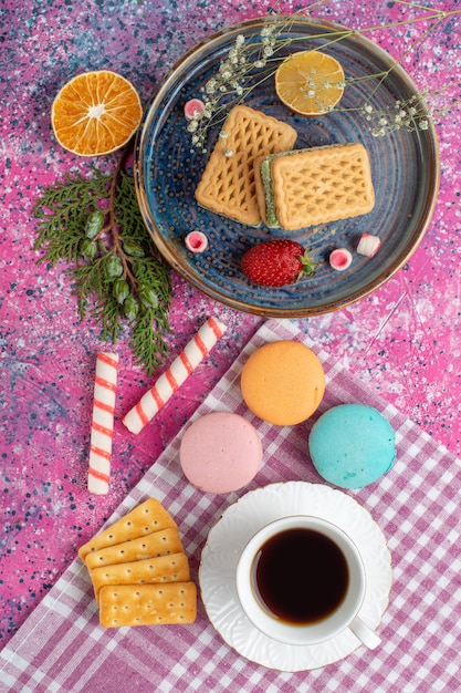 Vista dall'alto di una tazza di caffè, panini con biscotti, cracker e marshmallow