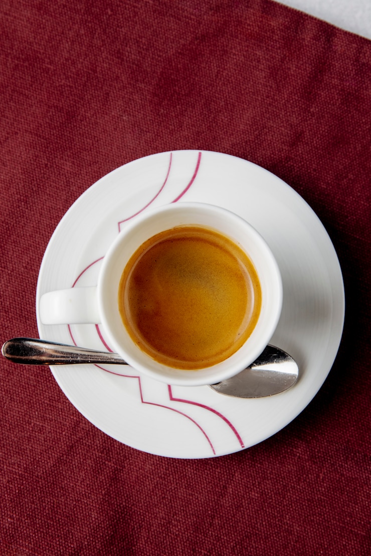 Foto gratuito vista dall'alto di una tazza di caffè sul tavolo
