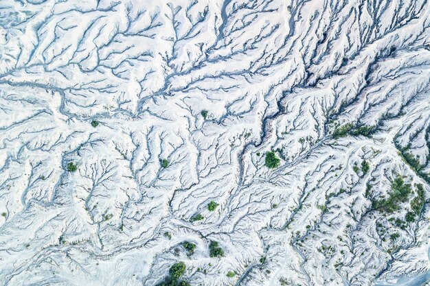 Vista dall'alto di una terra montuosa innevata