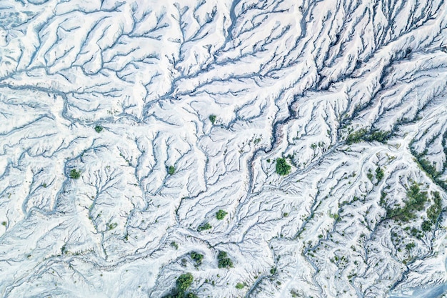 Vista dall'alto di una terra montuosa innevata