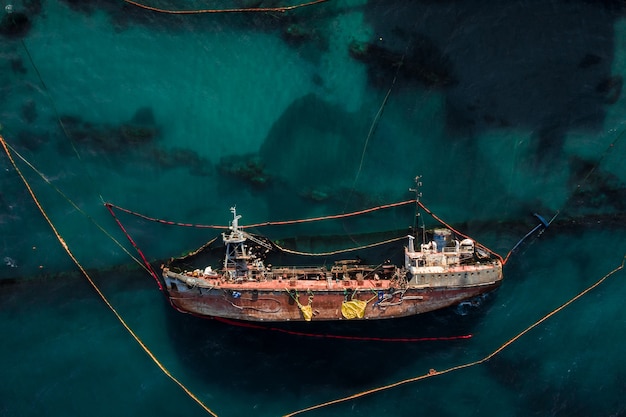 Vista dall'alto di una vecchia petroliera che si è arenata e si è ribaltata