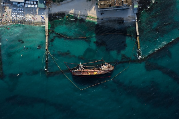 Vista dall'alto di una vecchia petroliera che si è arenata e si è ribaltata