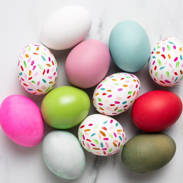 Vista dall'alto di uova di Pasqua dipinte colorate