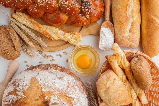 Vista dall'alto di uova e assortimento di pasticceria